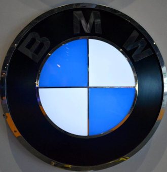 sinalização automotiva bmw levou logotipo do carro