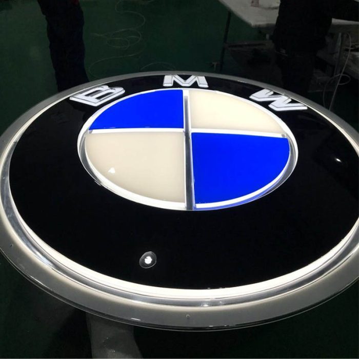 sinalização automotiva bmw levou logotipo do carro