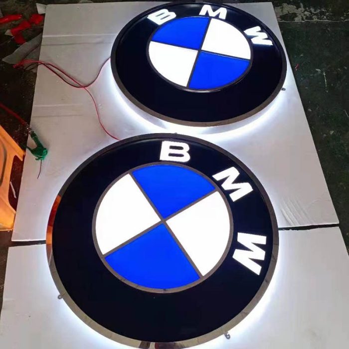 sinalização automotiva bmw levou logotipo do carro