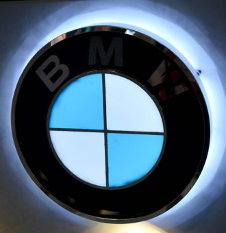 sinalização automotiva bmw levou logotipo do carro