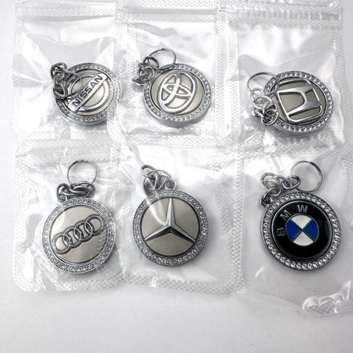 Chaveiro com logotipo de carro de metal