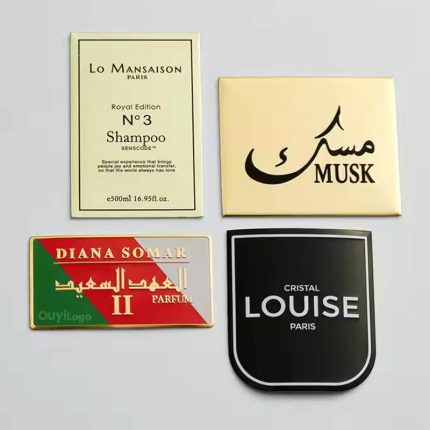 Placas de identificación con letras y logotipos de metal