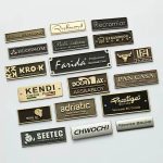 Placas de identificação com letras e logótipos em metal