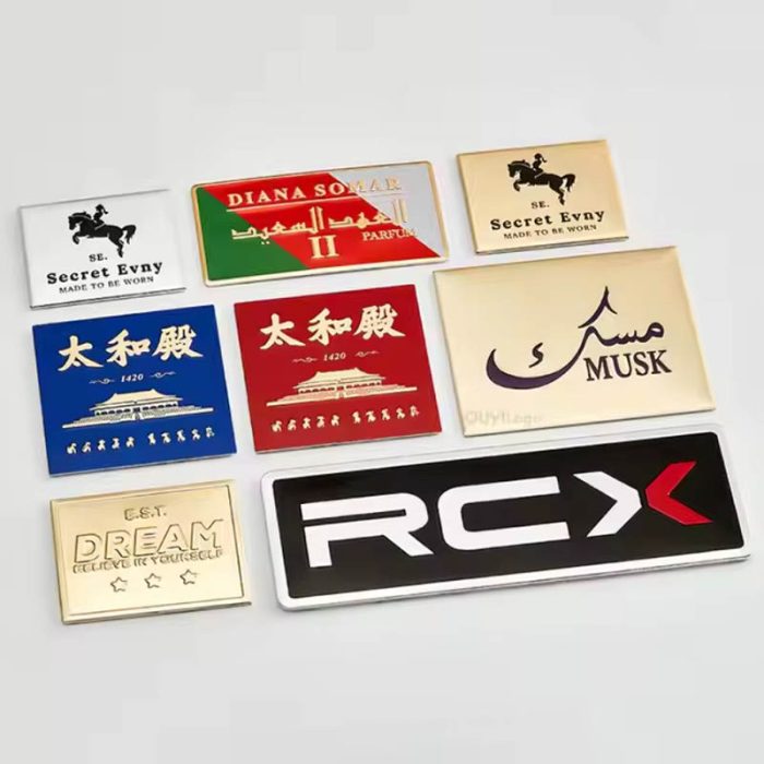 Placas de identificação com letras e logótipos em metal