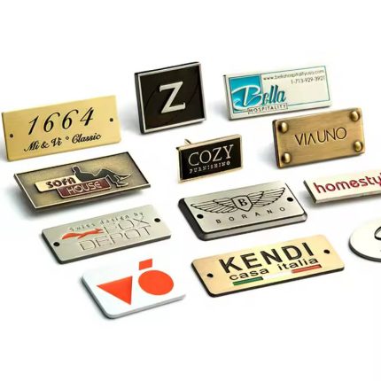 Placas de identificación con letras y logotipos de metal